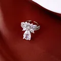 Eleganter silberfarbener offener Ring mit funkelnder Zirkon-Blume und großem Tropfenanhänger - Silber-Weiß