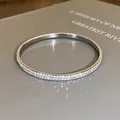 Detailopname van een dubbelrijige armband met iriserende strass-steentjes en zilveren finish - Zilver (AB Kleur)