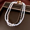 Collier multicouche élégant avec perles blanches et perles acryliques noires fini doré - Perles rondes / Or-Blanc-Noir