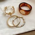 Gruppe von Vintage-Armbändern mit Goldblumen-Manschette und Bernstein-Resin-Armreif. - 33# (4-teiliges Set)