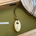 Élégant collier minimaliste avec pendentif en résine marbrée et cordon en cuir marron - Style géométrique ovale (9#)