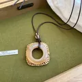 Collier ethnique avec pendentif en résine, base tressée et cordon cuir. - Style d'Anneau avec Base en Paille (11#)