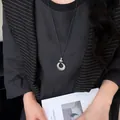 Minimalistische lange ketting met een getextureerde spiraalvormige hanger voor dames - Spiraal Textuur-Zilver-Zwart Koord