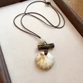 Ethnische Harzkette mit muschelförmigem Marmorananhänger an verstellbarer Lederschnur - Milchig weißer Perlenfächeranhänger (3#) / Kaffee-Weiß