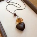 Minimalistische Halskette mit Herzanhänger und bernsteinfarbener Blumenperle, braun - Herzförmige Harzkombination (4#) / Dunkelbraun