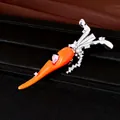 Detailaufnahme einer luxuriösen Haarklammer in Karottenform mit Perlen und funkelnden Zirkonen - Entenschnabel-Clips / Silber-Orange