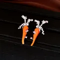Elegante Karotten-Ohrstecker mit Perlen und funkelnden Zirkonia auf schwarzem Grund - Silbernadel-Ohrstecker / Silber-Orange