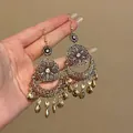 Boucles d'oreilles vintage dorées avec strass brillants et glands en forme de gouttelette - Boucles d'Oreilles à Glands en Métal Croissant Floral Creux (68#) / Or