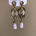 Detailansicht von Vintage Gold-Ohrhänger mit rosa Harz und kunstvollen Perlen-Elementen - Vintage Wassertropfen Quasten-Ohrstecker (2#) / Gold-Rosa