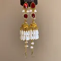 Nahaufnahme von Vintage-Quastenohrringen in Gold mit roten Edelsteinen - Ethnische Stil Glocke Künstliche Perle Quasten-Ohrhaken (4#) / Zweiteiliges Set / Gold-Rot