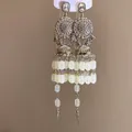 Gros plan de boucles d'oreilles vintage argentées à pompons avec perles blanches et cristaux - Crochets d'Oreilles à Glands à 3 Couches Vintage Bohème (6#) / Set de 4 pièces / Argent-Blanc