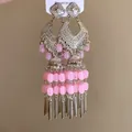 Gros plan de boucles d'oreilles vintage en argent avec perles roses et franges - Boucles d'Oreilles à Glands en Colonne Métallique Creuse Géométrique (7#) / Argent-Rose