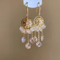 Détail de boucles d'oreilles vintage en or avec cristaux roses et pendentifs en goutte. - Crochets d'Oreilles Glands Goutte d'Eau en Strass à Motif Creux (8#) / Or-Rose