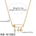 Goldene Edelstahlkette mit Sicherheitsnadel-Anhänger und Maßen auf weißem Grund - 18K-Gold / Herz Kreuz Stil(NB-N1885)