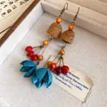 Boucles d'oreilles pendantes ethniques vintage avec perles en bois et pétales bleus - Boucles d'Oreilles à Glands en Bois de Cloche Vintage Ethnique (66#) / Café-Rouge-Bleu