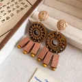 Boucles d'oreilles pendantes vintage en bois avec clou rose tressé en marron - Boucles d'Oreilles à Glands en Bois Bohème à Rose Tissée (67#) / Marron