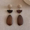 Boucles d'oreilles vintage en bois avec boules de paille tressées et gouttes sombres. - Boucles d'Oreilles en Bois à Grande Goutte d'Eau et Boule de Paille Tissée (70#) / Marron
