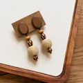 Boucles d'oreilles ethniques vintage en bois avec boules en corde tressée détails - Boucles d'Oreilles Ethniques Vintage à Boule de Paille Tissée et Perle de Bois (72#) / Marron