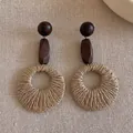 Boucles d'oreilles bohèmes faites main en paille tressée avec perles en bois sombre - Boucles d'Oreilles Pendantes Bohème à Anneau Tissé en Raphia et Perle de Bois (74#) / Café-Rond