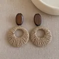 Boucles d'oreilles bohèmes en bois foncé et raphia tissé avec pendentif rond. - Boucles d'Oreilles Pendantes à Anneau Tissé en Vigne d'Herbe Ovale en Bois (75#) / Café - Ovale