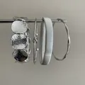 Set di 4 braccialetti geometrici color argento con disegni martellati e a nodo. - Set da 4 pezzi / Argento