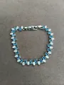 Eleganter silberfarbener Armreif mit blauen ovalen Zirkonia und glitzernden Akzenten - Silber-Blau