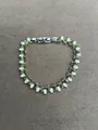 Elegantes Silberarmband mit ovalen olivgrünen Kristallen und weißen Steinen. - Silber-Grün