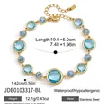 Gedetailleerde foto van een goudkleurige stalen armband met lichtblauwe kristallen - Hemelsblauw (JDB0103317-BL)