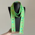 Pañuelo de poliéster verde claro con lunares de colores como diadema o cinturón - Verde