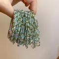 Nahaufnahme von bunten Zirkon-Armbändern mit funkelnden Strasssteinen in der Hand gehalten - Einzelnes Elastisches Armband / Grün