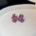 Detailansicht der rosa Zirkon-Ohrringe in Tropfenform mit strahlendem Glanzeffekt - Rosa Wassertropfen Doppelherz Schmetterling Ohrstecker (Stil 12)