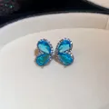 Detailansicht eleganter blauer Zirkon-Schmetterling-Ohrstecker in einer Schmuckschatulle - Dunkelblau Wassertropfen Schmetterling Ohrstecker (Stil 13)
