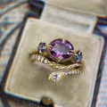 Detalle macro de anillo vintage de oro con piedras púrpuras y banda en forma de serpiente - Talla 5 / Estilo de Serpiente con Piedra Principal Púrpura (CY979)