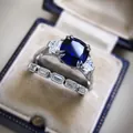 Nahaufnahme eines luxuriösen Verlobungsring-Sets mit blauem Zirkon in einer Vintage-Samtbox - Größe 5 / Dunkelblaues Kissen-Zirkonia-Ring-Set (CY964) / Dunkelblau