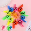 Sifflets de football en plastique colorés avec cordon pour arbitres ou événements sportifs. - Style Football