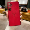 Détail de la coque Samsung Galaxy A55 en cuir rouge avec motif cerf gaufré - iphone11 / Rouge