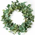 Vue détaillée des feuilles d'eucalyptus artificielles et des baies blanches sur couronne - Style Eucalyptus Baies (CX-22-4) / 50cm