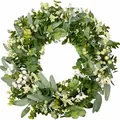 Detailaufnahme der Eukalyptusblätter und weißen Beeren an einem dekorativen Kranz - Eukalyptus-Beeren-Stil (CX-22-5) / 50cm