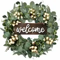 Detailansicht eines künstlichen Eukalyptuskranzes mit Beeren und hölzernem Willkommensschild. - Willkommensschild Eukalyptus-Stil (CX-22-6) / 50cm