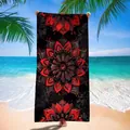Detalle del patrón de mandala en la toalla de playa de microfibra de secado rápido. - Mandala Rojo Negro y Gris / 140x70cm