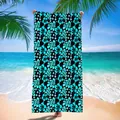 Microfiber quick-dry beach towel with cyan hibiscus floral pattern on a sunny beach - Hibiscus Pattern (18) / 120x60cm / Black