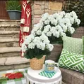 Flores de geranio artificiales blancas en maceta tejida en un patio de jardín exterior - Blanco