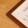 Primer plano de un marco de fotos de madera oscura premium con elegante textura de grano natural - 7 Pulgadas (12.7 * 17.8 cm) Sobremesa y Pared / Nogal