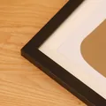 Detalle de cerca de una esquina de marco de madera negro moderno con paspartú blanco - 7 Pulgadas (12.7 * 17.8 cm) Sobremesa y Pared / Negro
