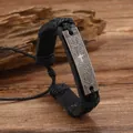 Detailansicht der lasergravierten spanischen Gebetstexte auf dem vintage Lederarmband - Schwarz