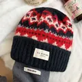 Berretto in maglia retrò con motivo Fair Isle rosso e nero per il calore invernale - Nero rosso