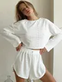 Ensemble de détente blanc brodé avec haut court à manches longues et short fendu - S / Haut Et Bas / Blanc