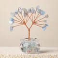 Handgefertigter Miniatur-Aquamarin-Edelsteinbaum mit Kupferdraht auf weißem Steinsockel - Aquamarin