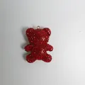 Macro-detail van een sprankelende rode strass-beerhanger voor luxe sleutelhangers - Zirkoon beer / Rood