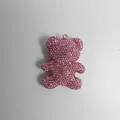 Detailopname van een sprankelende roze strass-steentjes teddybeer hanger voor sleutelhangers. - Zirkoon beer / Roze